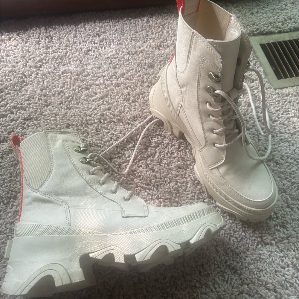 Sorel White Chunky Heel Boots